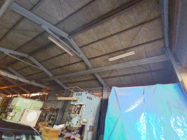 雨漏りしている工場内