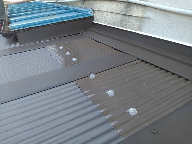 【堺市北区】増築部の雨漏り補修工事｜ガルバリウム波板屋根を部分改修