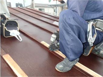瓦棒屋根のため、屋根材を取り付ける芯木を設置